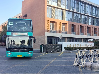 车辆放学驶出新洋第二实验学校.jpg