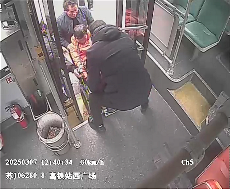 5-徐俊涛帮抬轮椅下车.png