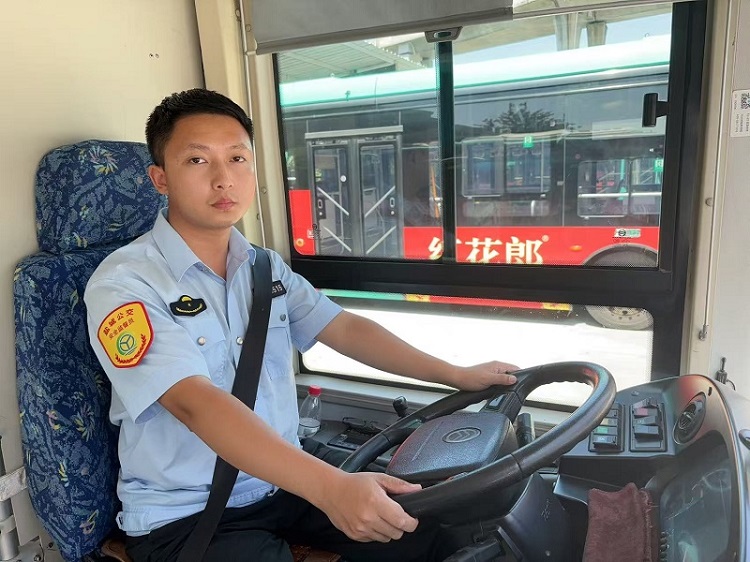 驾驶员顾单楼.jpg